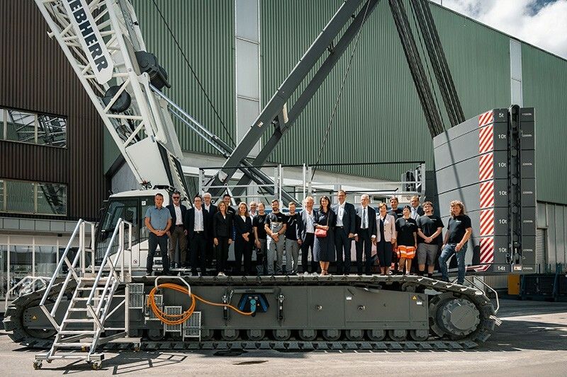 Bundespräsident Alexander Van der Bellen war im Liebherr-Werk in Nenzing zu Besuch und bekam bei einem Rundgang wertvolle Einblicke ins Unternehmen.⇒Liebherr