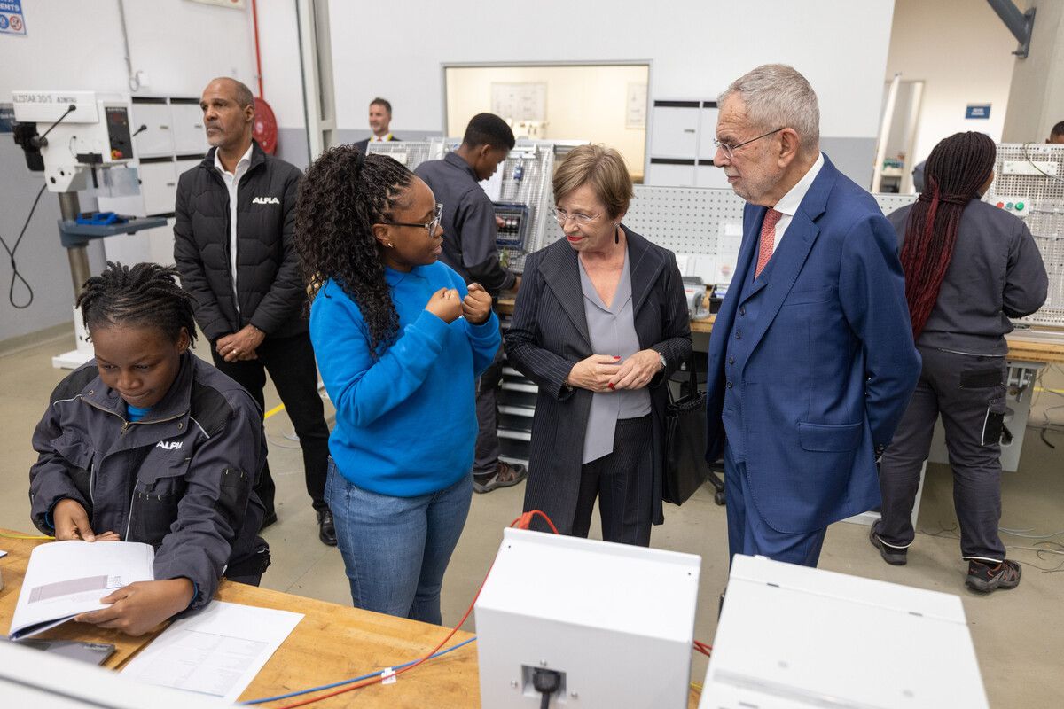 Bundespräsident Alexander Van der Bellen mit seiner Ehefrau Doris Schmidauer im Alpla-Werk in Südafrika. ⇒Lechner/HBF