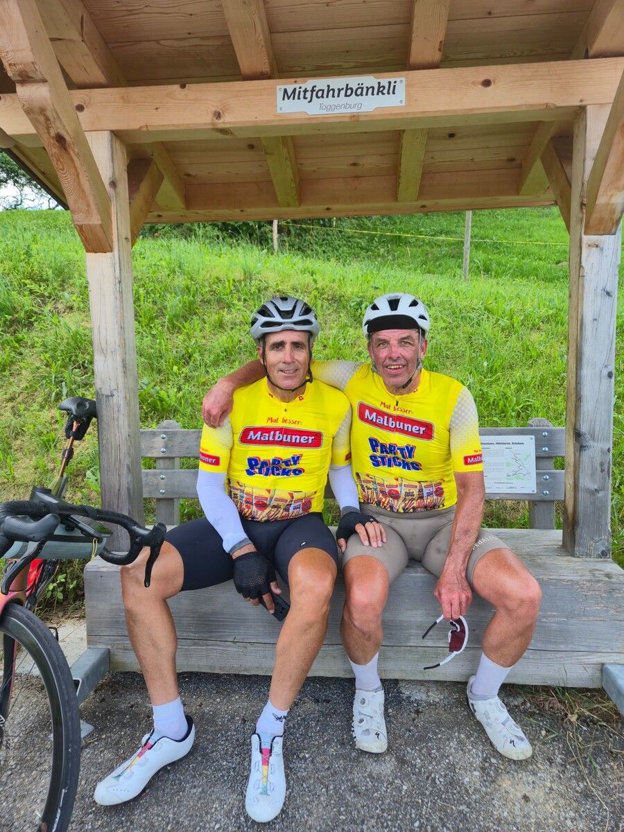 Christian Pauger, Bregenzer Radsport-Institution, mit seinem großen Idol und Vorbild Miguel Indurain auf dem „Mitfahrbänkli“. ⇒fotos: privat