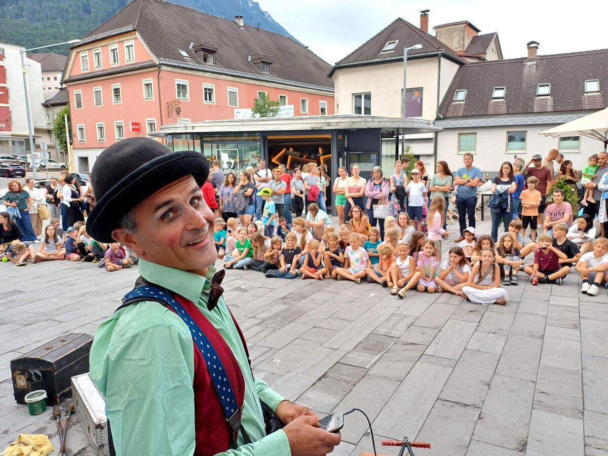Clown Pompo sorgte bei der Bludenzer Altstadt-Magie mit seinem Straßenprogramm für staunende Kinder.⇒Stadtmarketing Bludenz