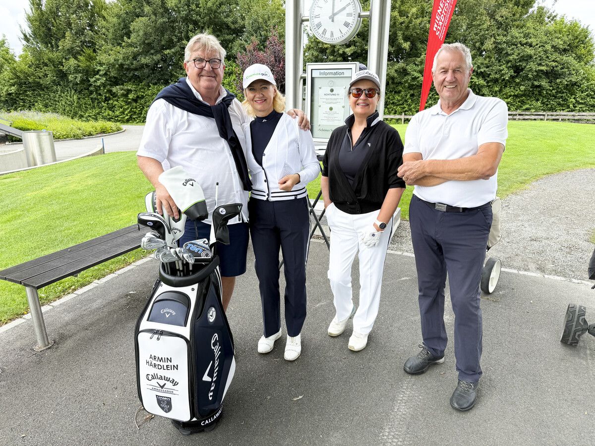 Cosmos-Golf-Tournier-Organisator Armin Härdlein mit Jeanette, Tatjana Fehr und Günther Schwarzl. ⇒franc