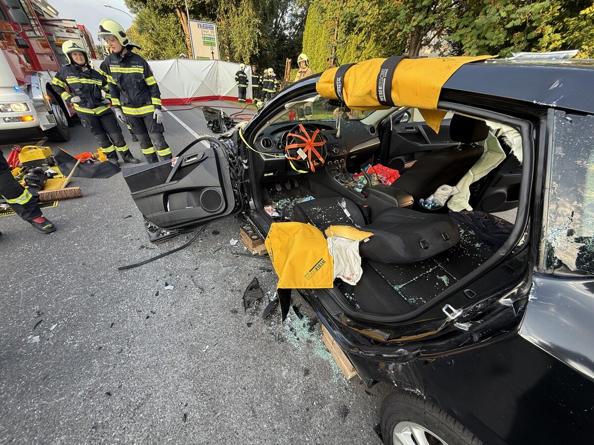 Da kein Zeitdruck herrschte, konnte die Feuerwehr den Mann fachgerecht und auf schonende Weise aus dem Auto retten. ⇒VOL/Vlach