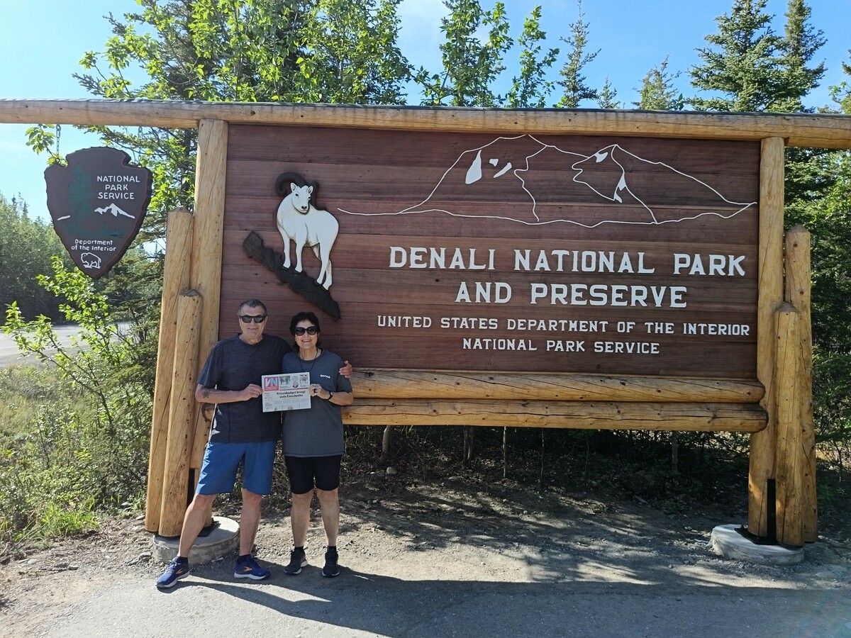 Da schau her! Silvia und Wolfgang Graller aus Hohenems schicken schöne Grüße aus dem Denali-Nationalpark in Alaska. ⇒Graller