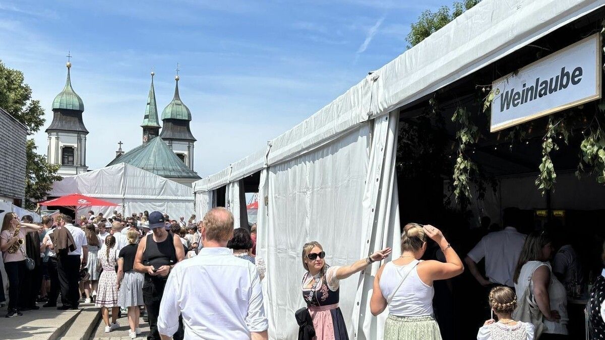 Das Bezirksfeuerwehrfest, hier am Sonntagmittag, lockte am Samstagabend zu viele Gäste an.⇒VN/Rau