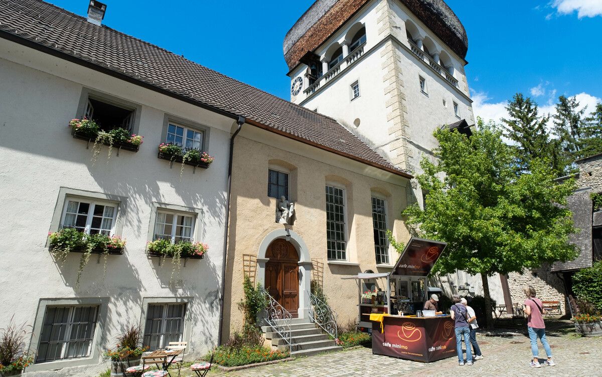 Das mobile Café Minimo hat vor dem Martinsturm eröffnet.⇒stadt bregenz