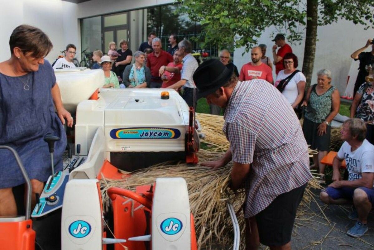 Das Projekt „Brot aus Getreide-Selbstversorgeranbau, von der Aussaat bis auf den Tisch“ wird beim Käsklatsch live gezeigt – einschließlich dreschen (Bild) oder mahlen.