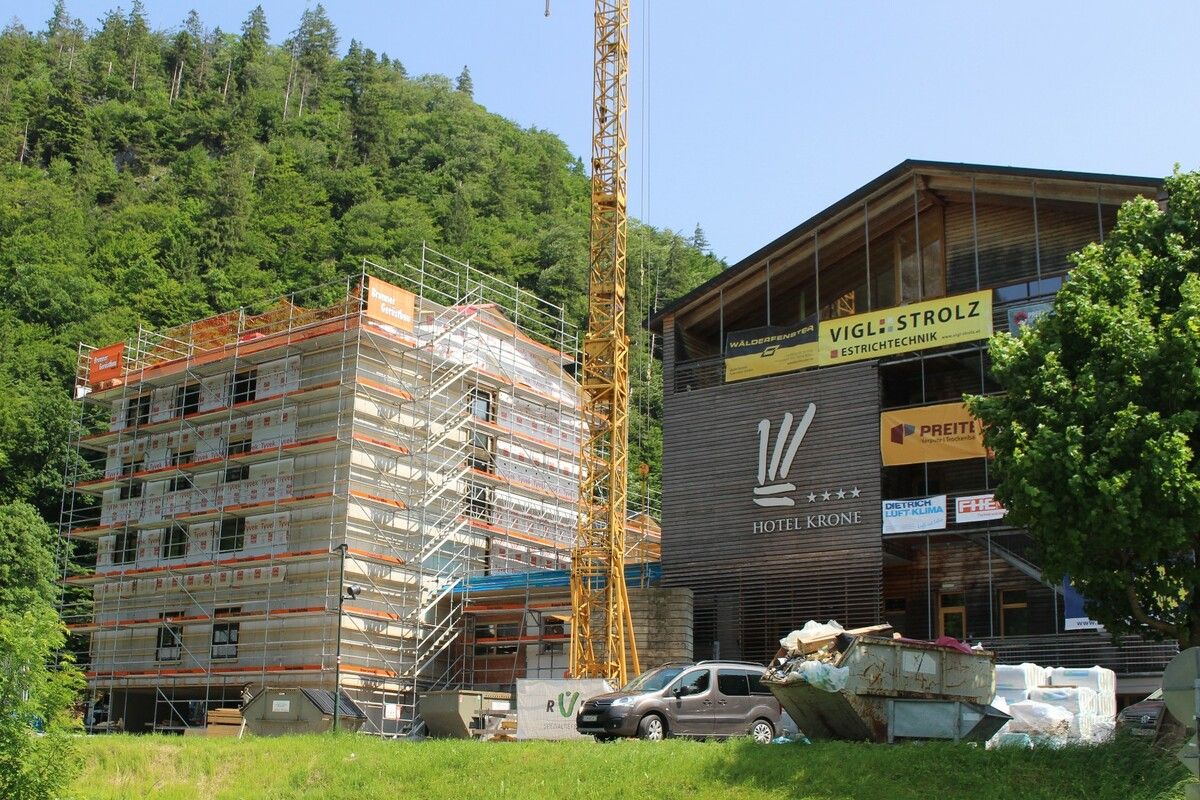 Dass in Au mit Krone (Bild), Adler und Post gleich drei Hotels wegen umfassender Modernisierungen geschlossen sind, findet deutlichen Niederschlag in der Nächtigungsstatistik. ⇒STP