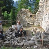 Eine Trockenmauer für die Burgkapelle