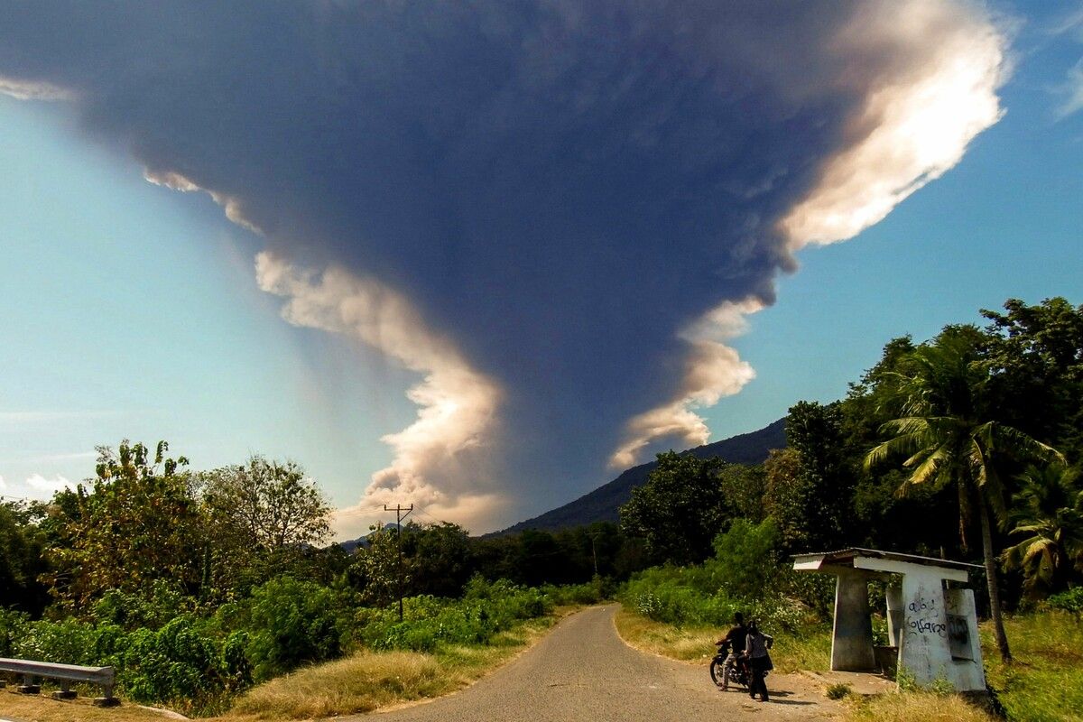 Der 1584 Meter hohe Lewotobi Laki-Laki ist seit 2023 wieder aktiv.⇒AFP
