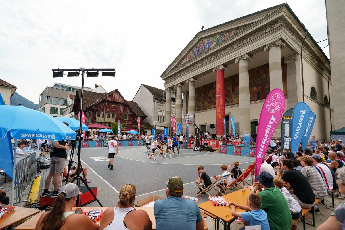 Der Auftakt war vielversprechend. Trotz dem witterungsbedingten Umzug vom Marktplatz in die Messehalle begeisterte das 3x3-Basketballturnier der Peartrees Dornbirn die zahlreichen Zuschauer. ⇒VN/Stiplovsek