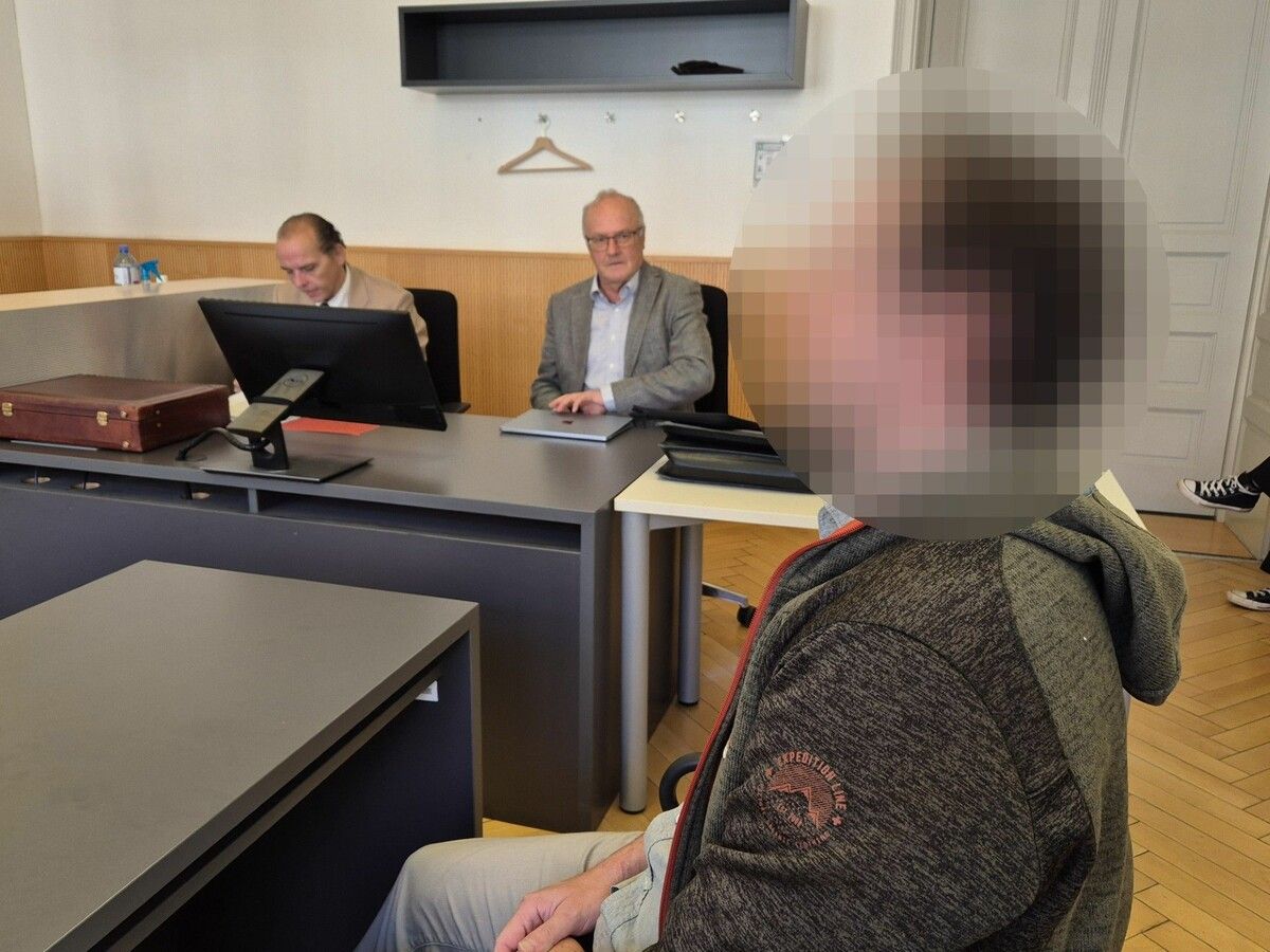 Der Betroffene mit Gerichtspsychiater Reinhard Haller und Rechtsanwalt Bernhard Schwendinger bei der Verhandlung. ⇒Eckert