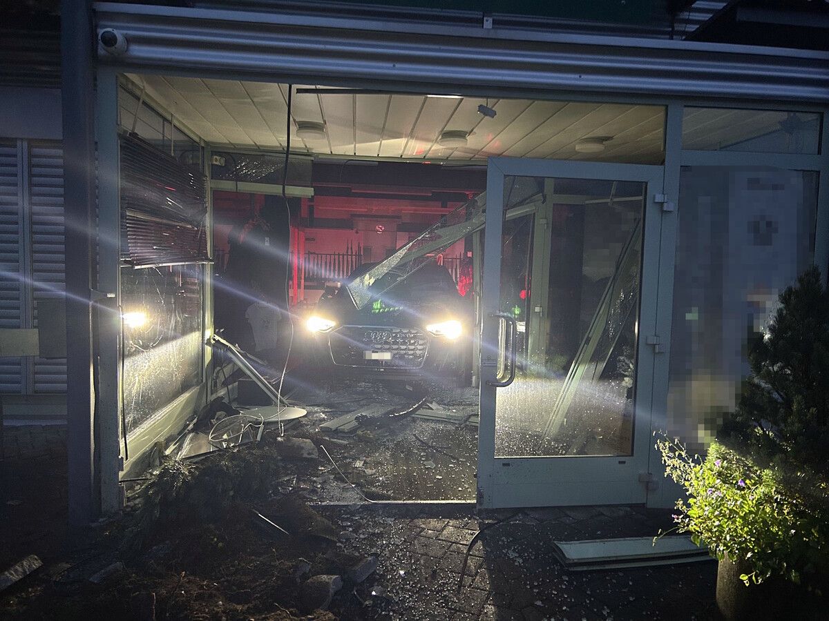 Der Eingangsbereich wurde mit einem gestohlenen Audi gerammt, den die Täter zurückließen.⇒kapo