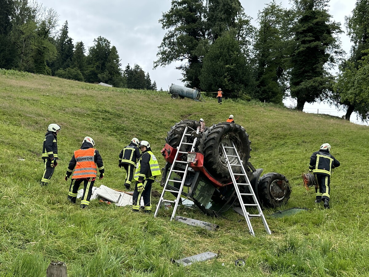 Der Fahrer hatte sich selbst befreien und die Einsatzkräfte verständigen können.⇒vol.at/Mayer (3)