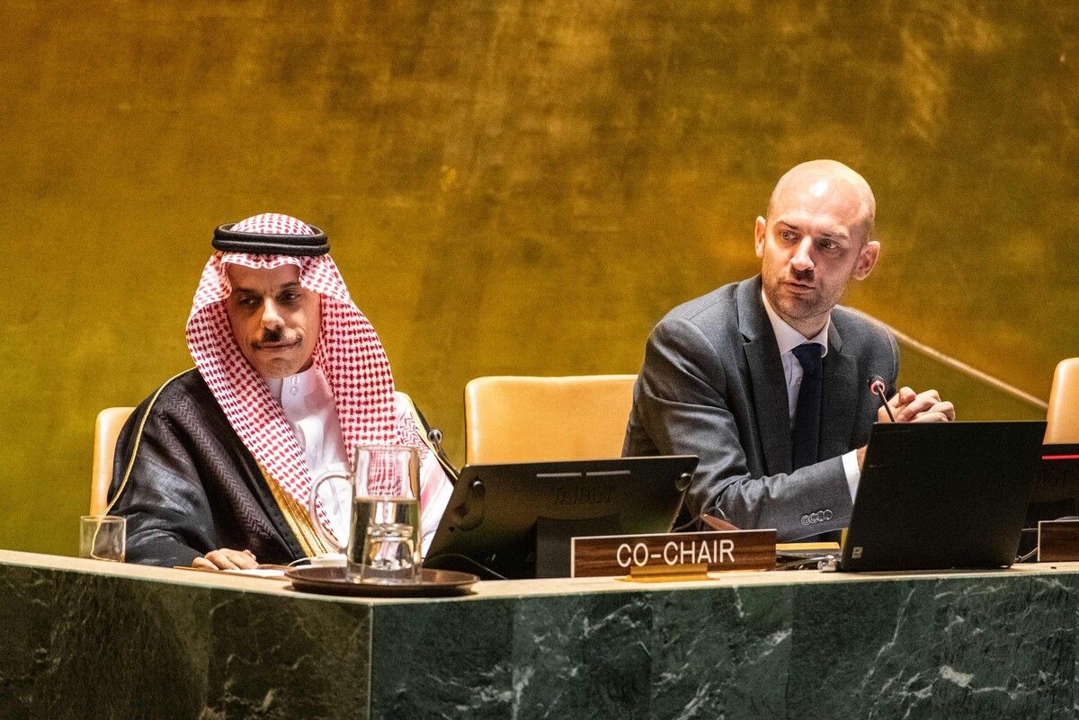 Der französische Außenminister Barrot und der saudische Vertreter Prinz Faisal bin Farhan Al Saud bei der UN-Konferenz.⇒AFP