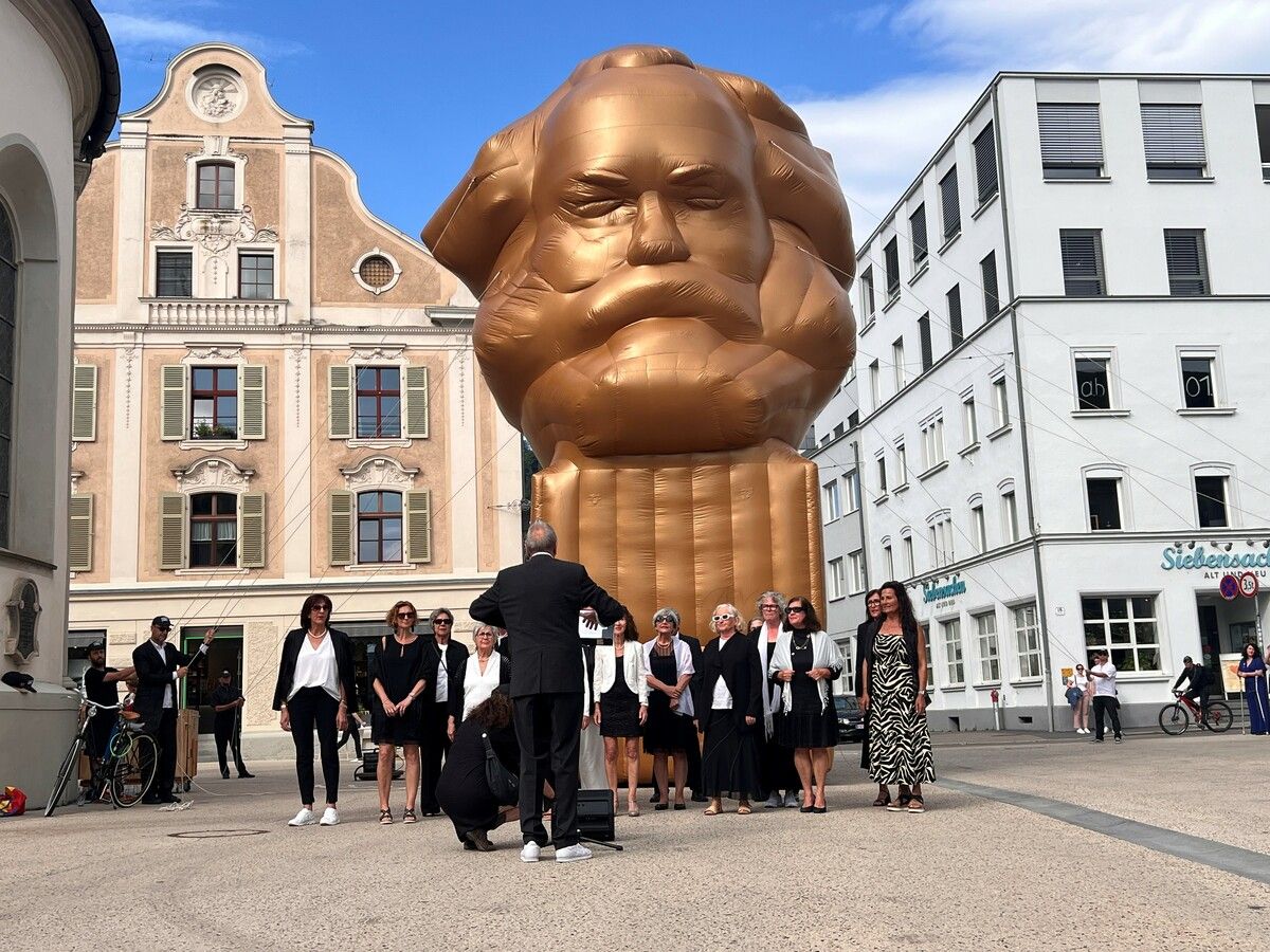 Der Kontaktchor unter der Leitung von Ulrich „Gaul” Gabriel sang das “Lied vom Ende des Kapitalismus” von PeterLicht.⇒ andreas marte
