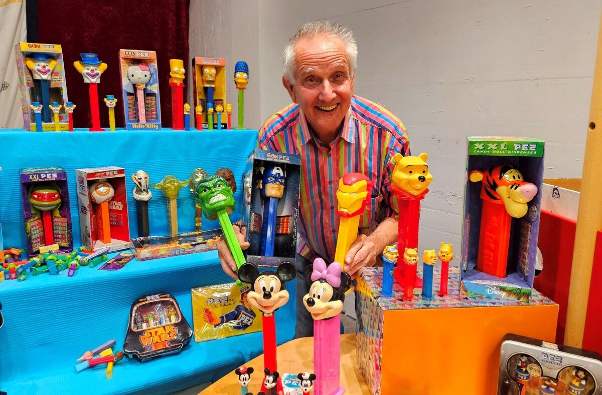 Der Lochauer Sammelprofi Kurt Prenner-Platzgummer zeigt seine weltweit bekannte XXL-Pez-Sammlung. ⇒BMS