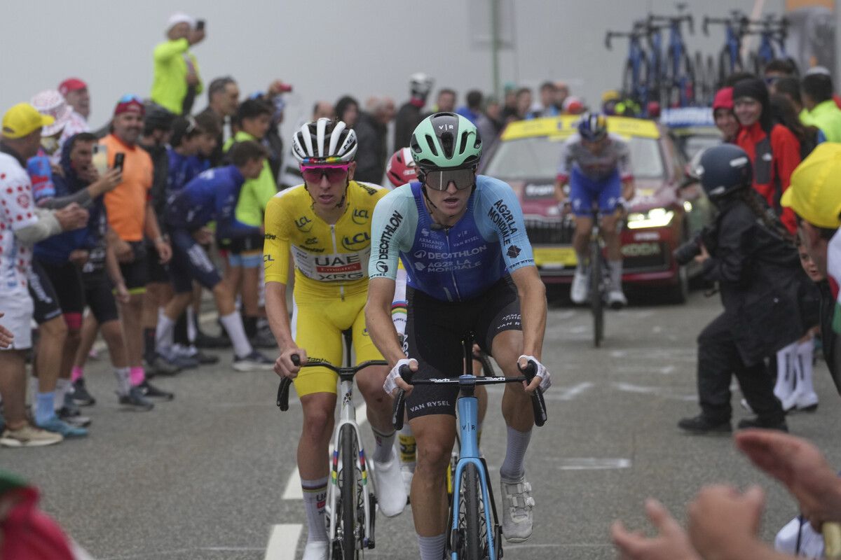 Der Osttiroler Felix Gall mit Titelverteidiger und Superstar Tadej Pogacar im Windschatten.⇒AP