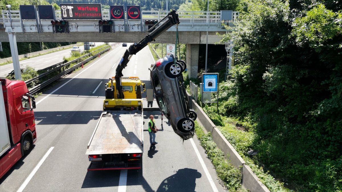 Der Pkw musste mittels Kran wieder auf die Fahrbahn angehoben werden.⇒m. shourot (2)