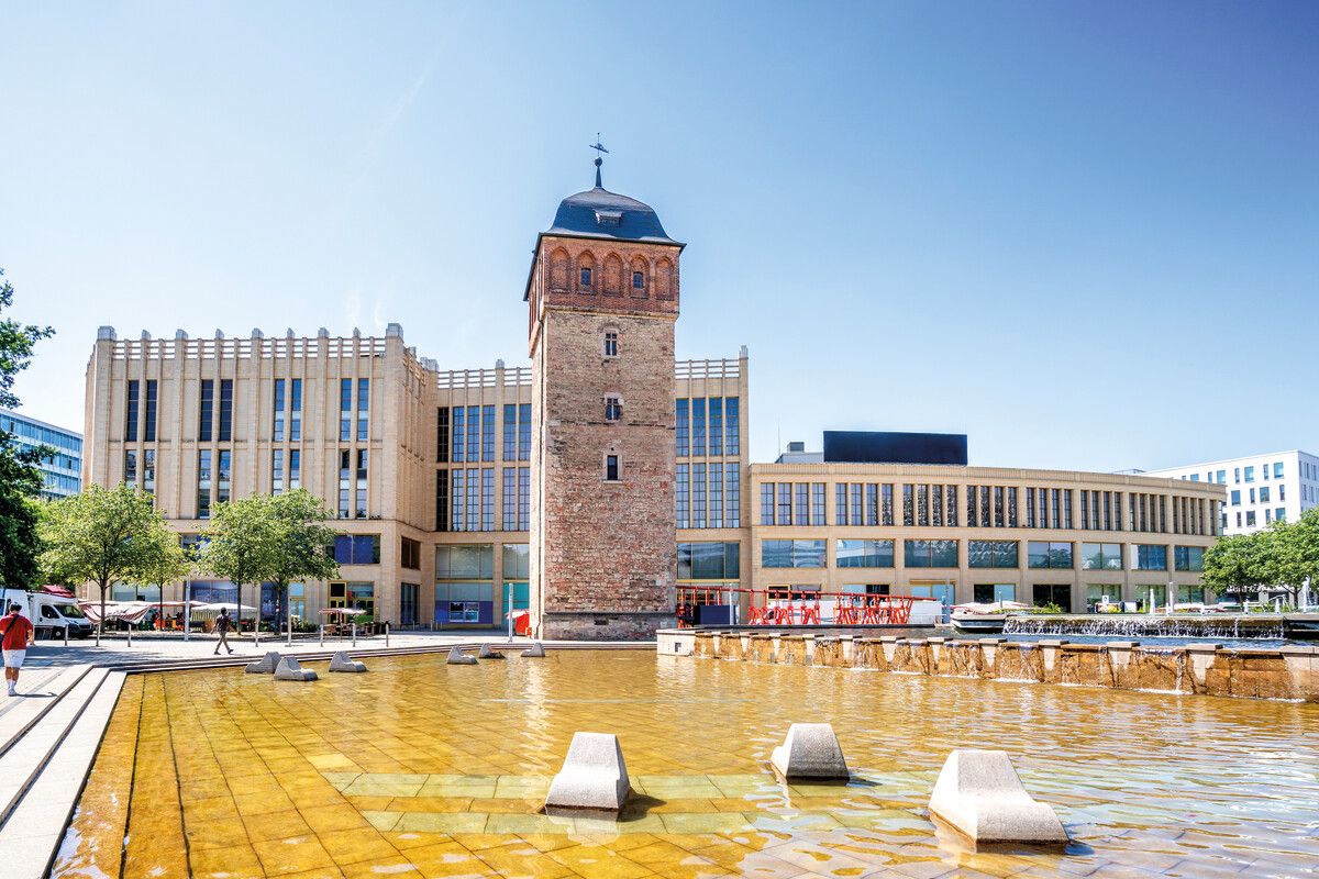 Der Rote Turm am Markt ist eines der wenigen mittelalterlichen Bauwerke in Chemnitz. Shutterstock