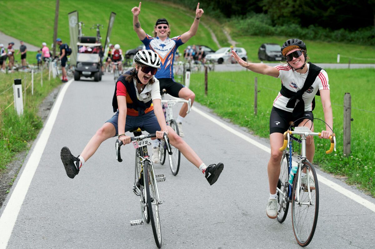 Der Spaßfaktor und die Freude an der Bewegung stehen bei der Tour d‘Alba im Vordergrund. Beim Rennen mit Retro-Rädern erfolgt keine Zeitnehmung. ⇒Thomas Tschemernjak