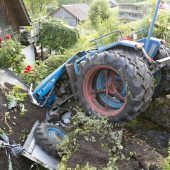 Mann aus Traktor geschleudert