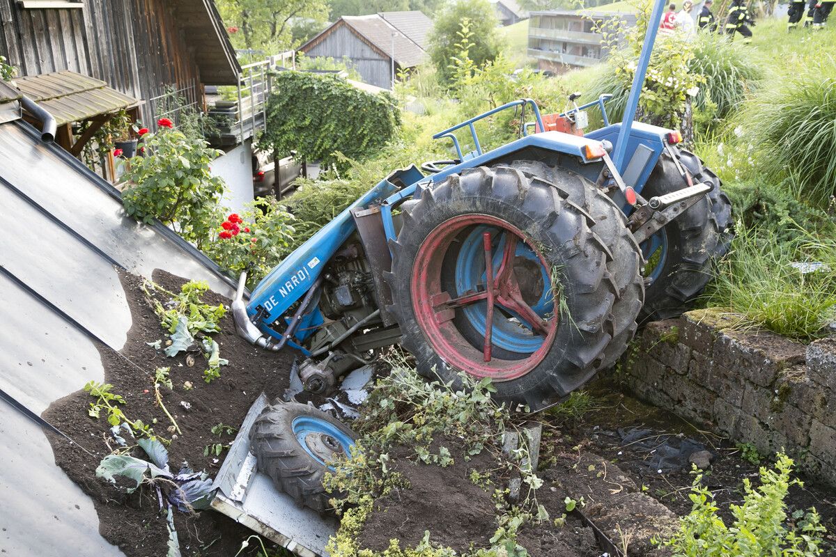Der Traktor krachte gegen das Dach eines Wohnhauses.⇒d. mathis