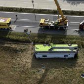 Flixbus kippt auf der Autobahn um