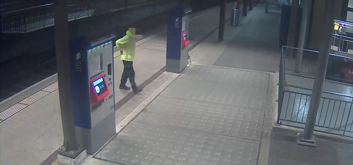 Der Verdächtige am Tatort: Die Polizei sucht unter anderem nach der gelben Jacke, die er damals trug.  ⇒kapo