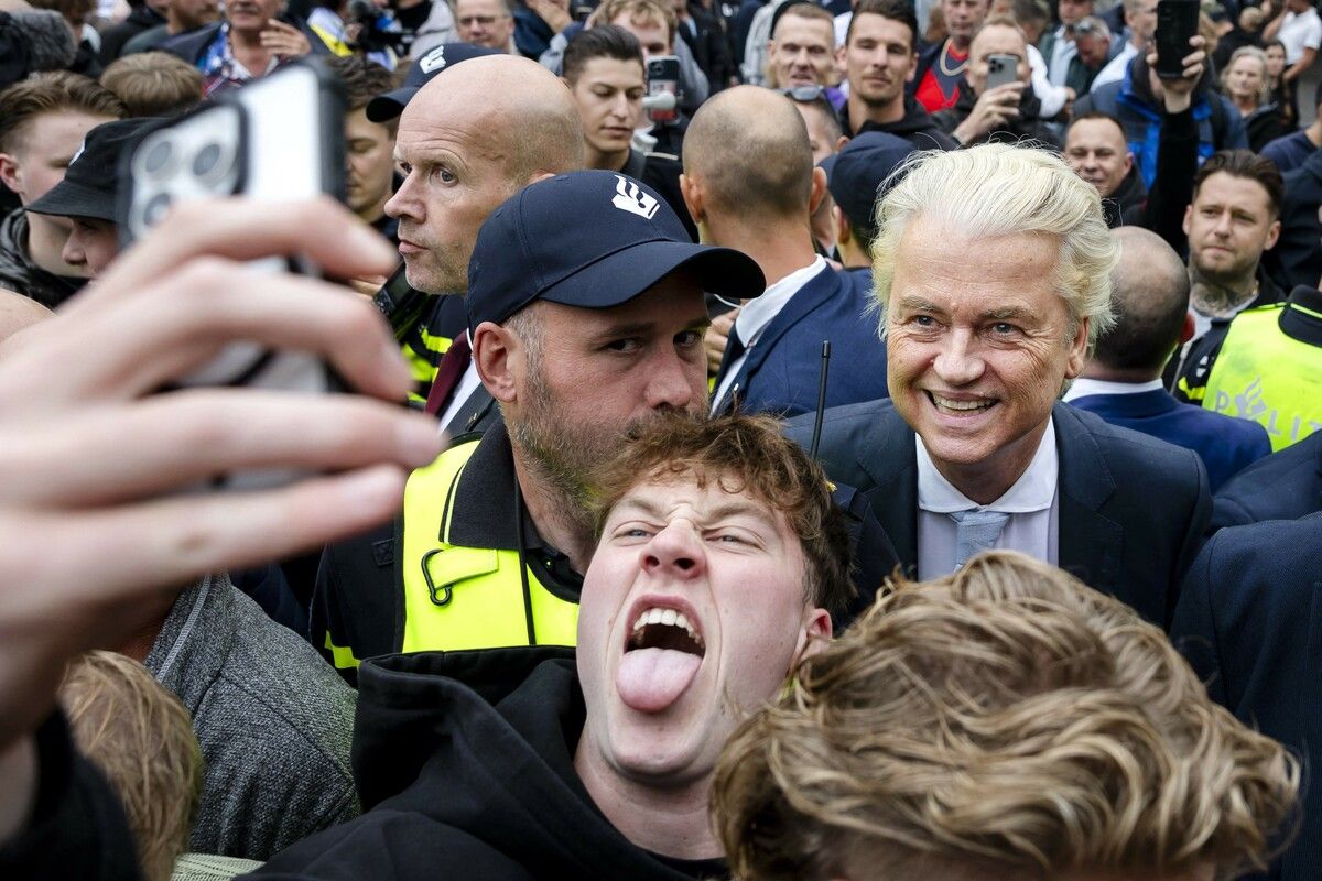 Der Vorsitzende der rechtsextremen Freiheitspartei PVV, Geert Wilders, mit einem Fan während einer Demo gegen ein neues Asylquartier.