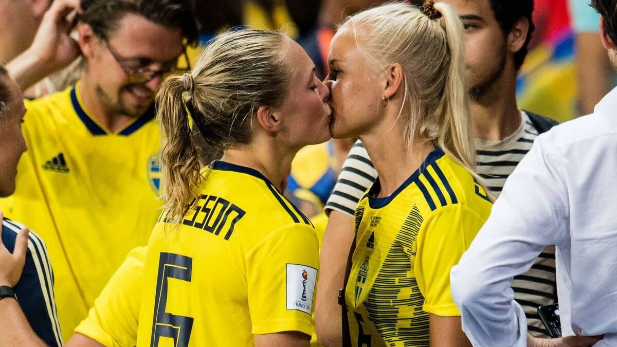 Der weltberühmte Kuss: Pernille Harder war 2019 als Fan auf der Tribüne, als ihre Verlobte Magdalena Eeriksson für Schweden spielte.