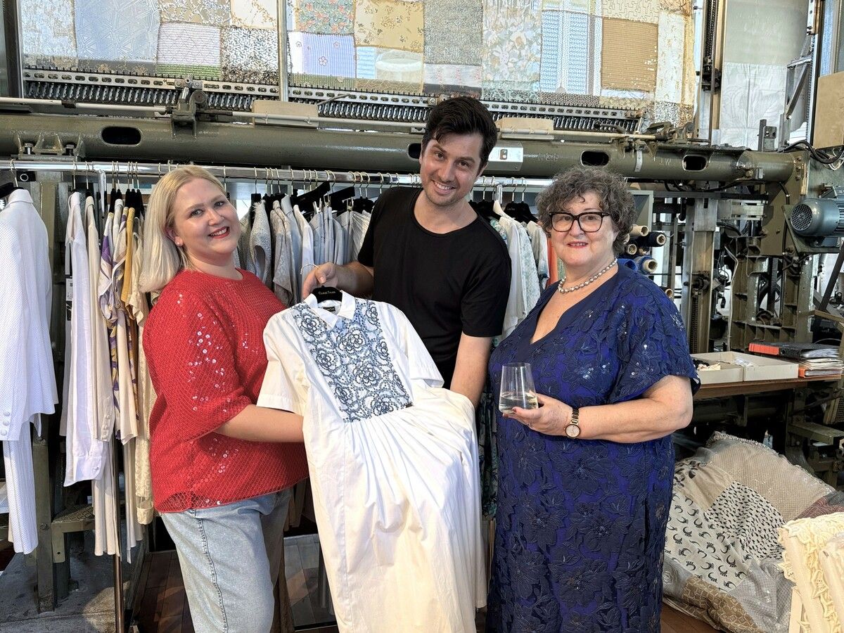 Designer Claus Tyler mit Seniorchefin Selma Grabher und Geschäftsführerin Verena Grabher von Hoferhecht Stickerei bei der Modepräsentation.⇒Sigrid Juen