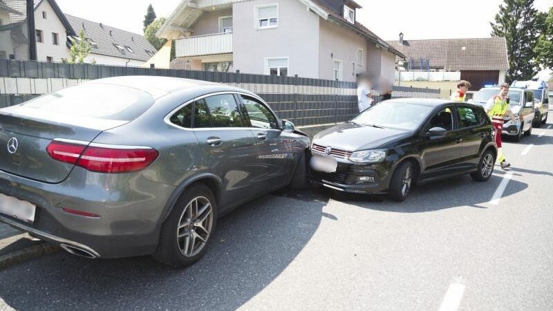 Die 31-Jährige kollidierte mit zwei Fahrzeugen. Verletzt wurde sie selbst, aber auch ihr siebenjähriger Sohn.⇒Mathis