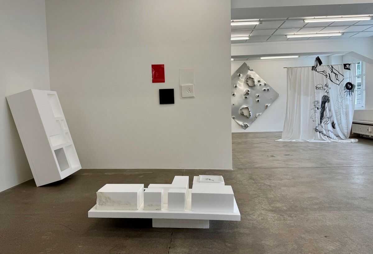 Die aktuelle Sommerausstellung im Kunstforum Montafon steht unter dem Motto „Krieg und/oder Frieden?”.⇒R. haas