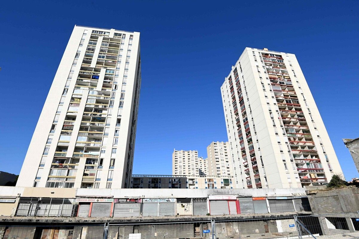 Die Ausgangssperre in Nîmes gilt zunächst zwei Wochen lang. Kinder und Jugendliche dürfen sich in den Brennpunktvierteln ab 21 Uhr nicht draußen aufhalten.⇒AFP