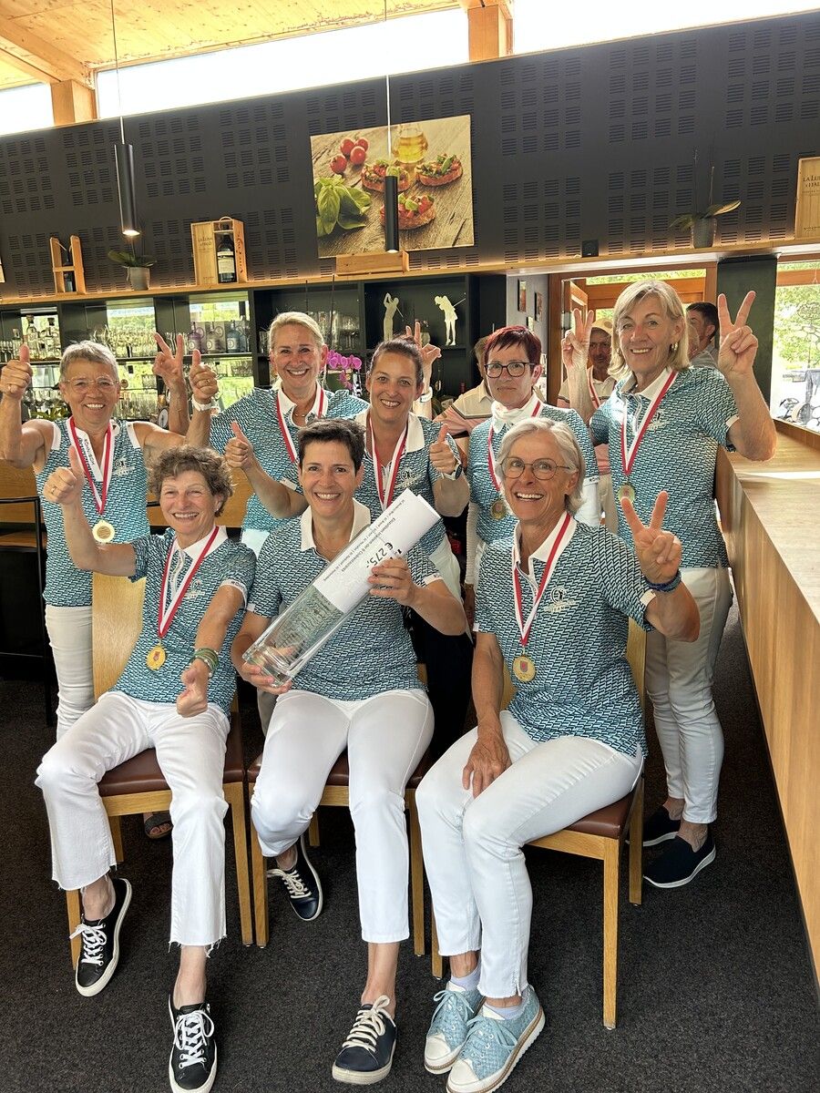Die beiden Siegerteams des GC Bludenz-Braz posieren nach dem Gewinn bei der Mannschaftsmeisterschaft der Golf-Senioren.⇒VGV