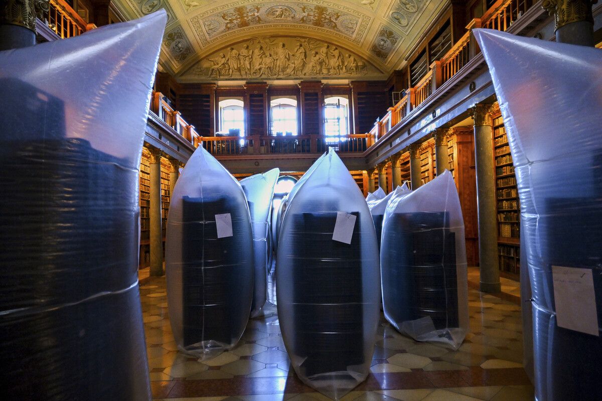 Die Bücher wurden luftdicht in Plastik verpackt. ⇒Pannonhalma Archabbey