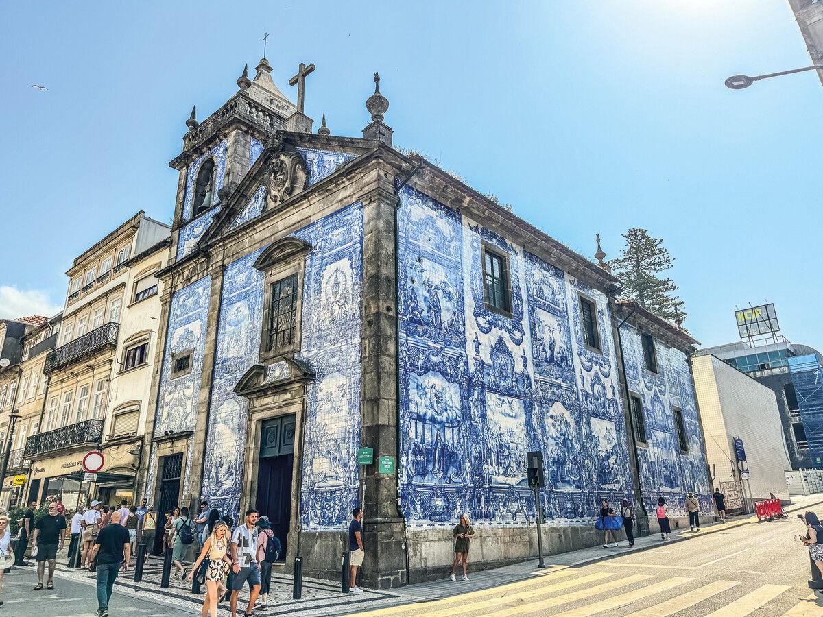 Die Capela das Almas in der Rua de Santa Catarina ist bekannt für ihre schöne Fassade.