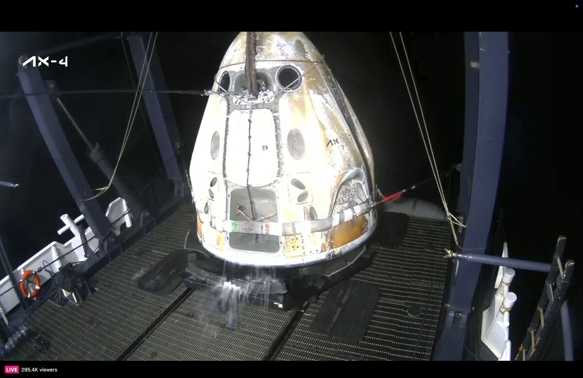 Die Crew landete im Meer vor der Küste Kaliforniens.⇒SpaceX