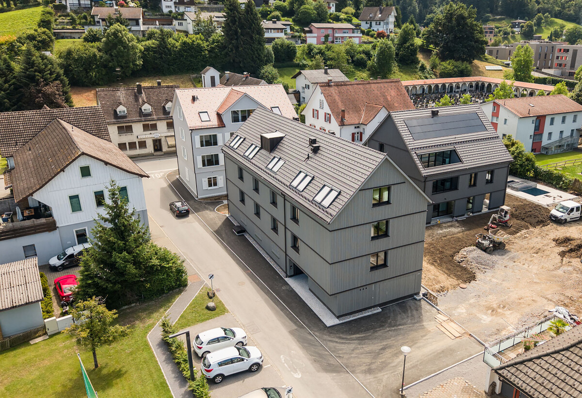 Die drei Gebäudekörper des Kohler-Quartiers fügen sich harmonisch in die Ortsmitte von Schwarzach ein. ⇒FMI