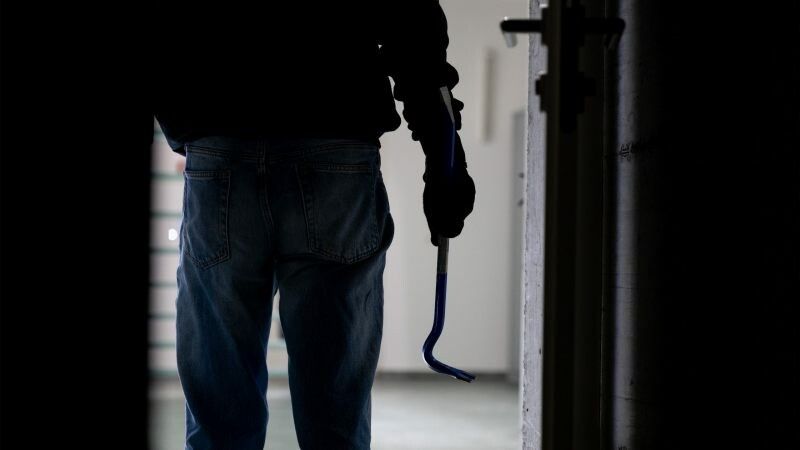 Die Einbrecher drangen durch eine aufgebrochene Tür ein.⇒symbol/kapo