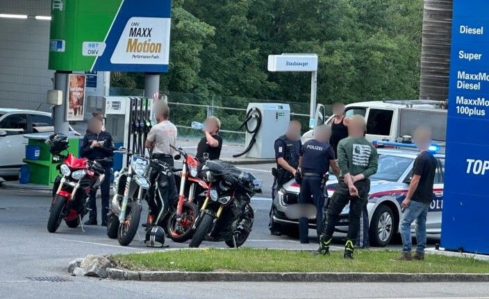 Die erste Anhaltung durch die Polizei in Alberschwende hatte die belgische Motorradgruppe offenbar wenig beeindruckt. ⇒ vol.at/Mayer