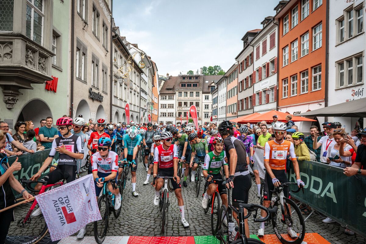 Die Fahrer nehmen Aufstellung beim Start am Marktplatz.