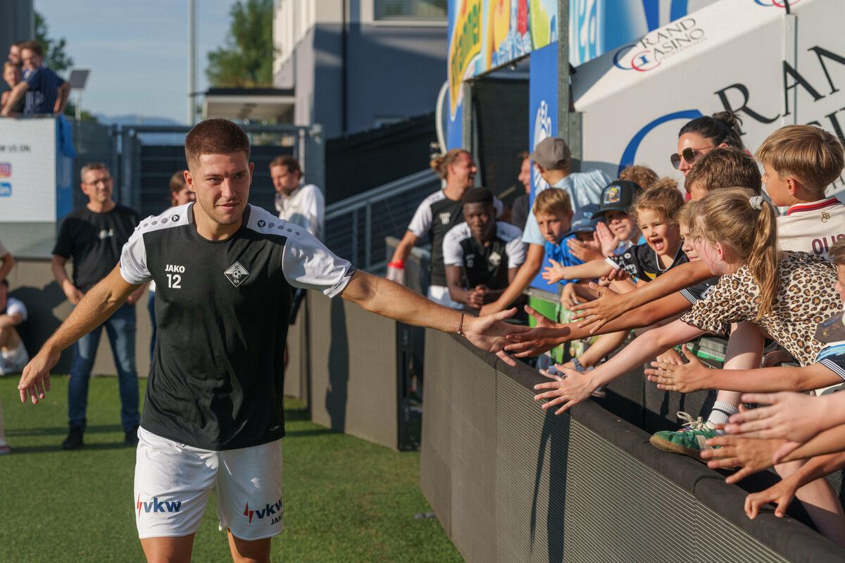 Die Fans feierten mit den Spielern, die sich viel Zeit nahmen. Im Bild Leonardo Lukacevic.⇒VN-Stiplovsek/2