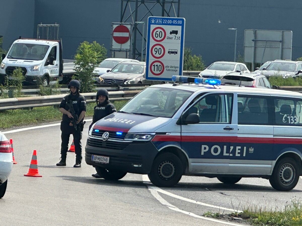 Die groß angelegte Alarmfahndung der Polizei nach dem Coup wurde über die Grenze ausgeweitet. ⇒vlach