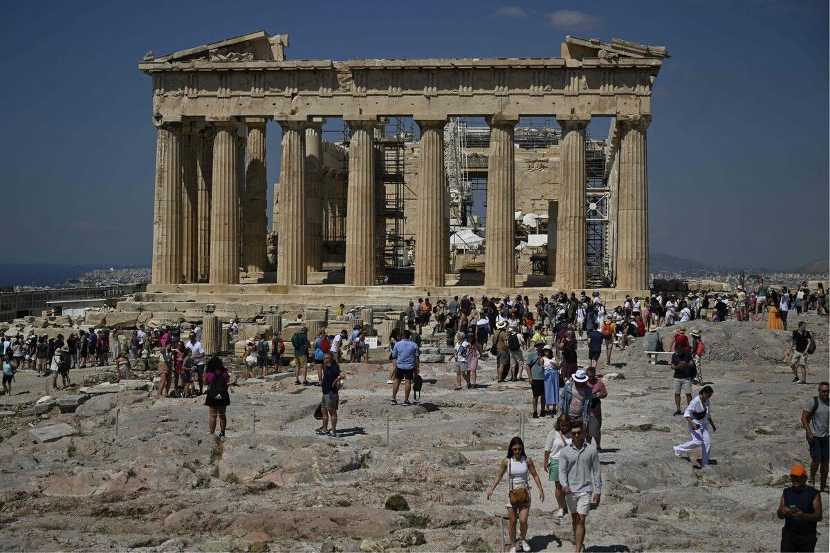 Die Hitze hielt Touristen nicht davon ab, zur Akropolis zu strömen.⇒AFP