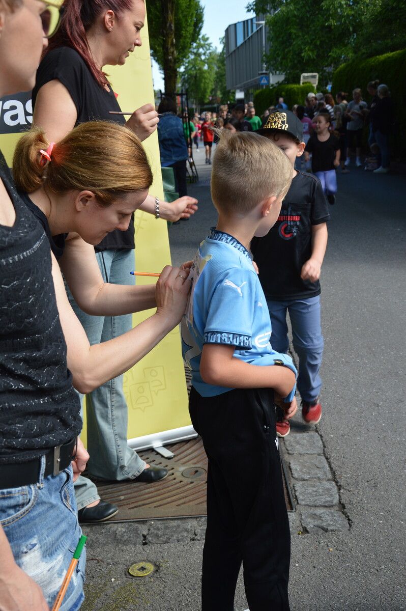 Die jungen Läufer wurden vom Rand aus angefeuert.