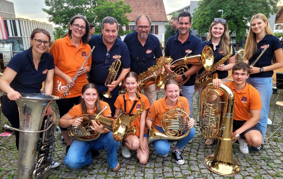 Die Lochauer Musikanten, jung und alt, laden zum 51. Lochauer Dorffest in die überdachte Open-Air-Arena im Schulhof. ⇒BMS