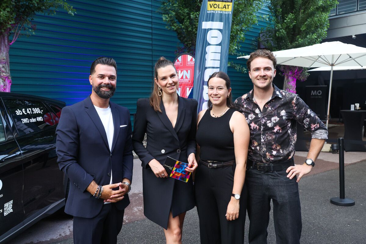 Die Moderatoren Benjamin Pilz und Isabella Canaval mit den Organisatoren Sophie Gächter und Nikolai Schallert.