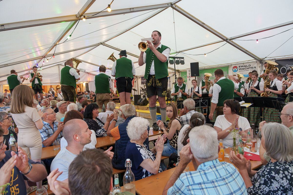 Die Musikkapelle aus Stein im Allgäu sorgte für mächtig Stimmung im Festzelt.⇒sto