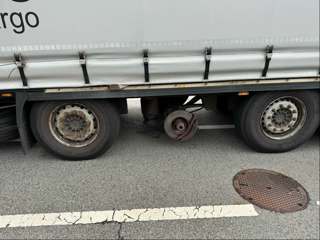 Die Polizei stellte bei der Kontrolle fest, dass auf der rechten Seite des Sattelschleppers ein Rad fehlte.⇒landespolizei